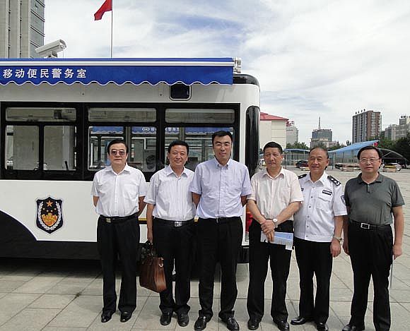 呂洪濤董事長和各位領(lǐng)導(dǎo)合影留念