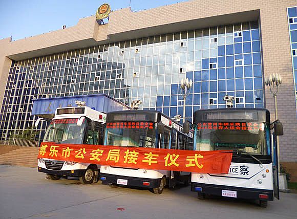 博樂(lè)市公安局舉行移動(dòng)警務(wù)室接車(chē)儀式