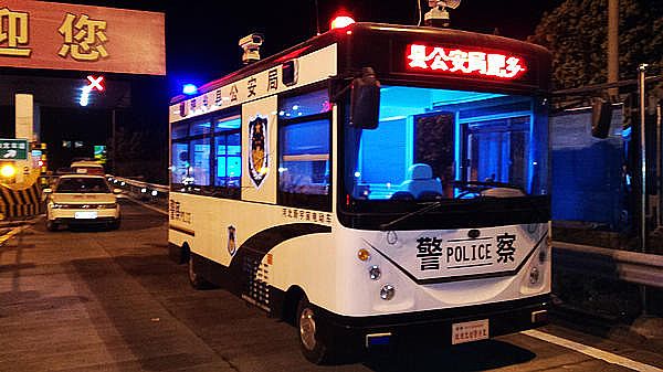 移動警務室在青蘭高速呂營收費站"執(zhí)勤"