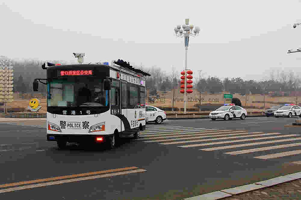 移動警務室正在營口執(zhí)勤