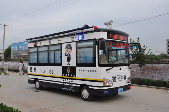 四川成都移動(dòng)警務(wù)室上街，為“清網(wǎng)行動(dòng)”攻堅(jiān)