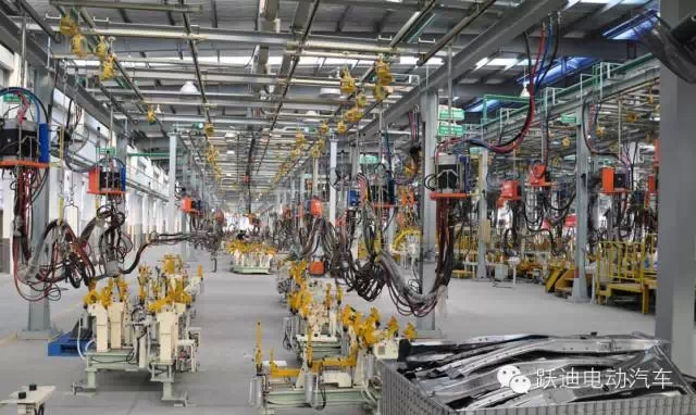 躍迪電動汽車裝車完畢發(fā)往荊州，買躍迪電動汽車可投保，解決您的后顧之憂！