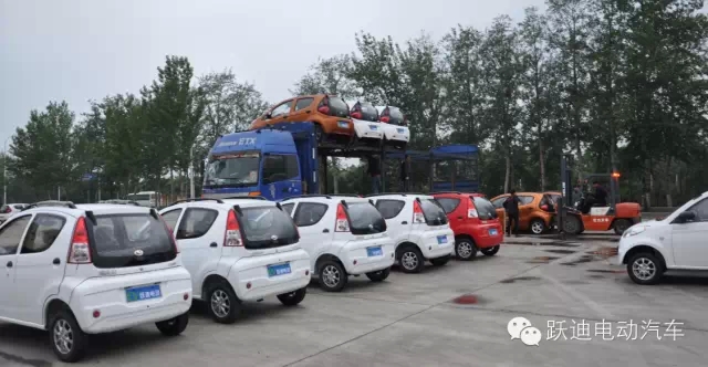 躍迪人冒雨檢測(cè)發(fā)車甘肅，第一時(shí)間保證躍迪電動(dòng)汽車市場(chǎng)供應(yīng)