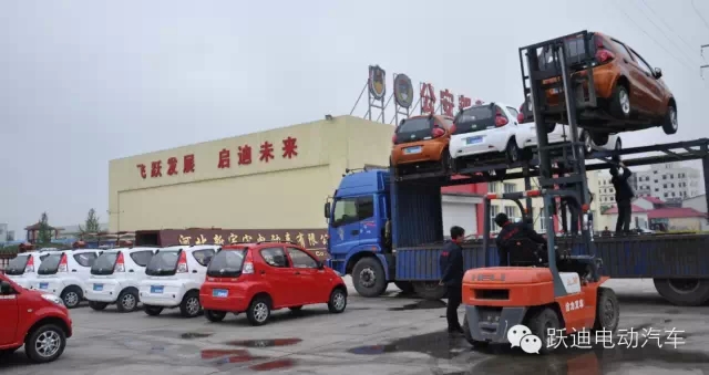 躍迪人冒雨檢測(cè)發(fā)車甘肅，第一時(shí)間保證躍迪電動(dòng)汽車市場(chǎng)供應(yīng)