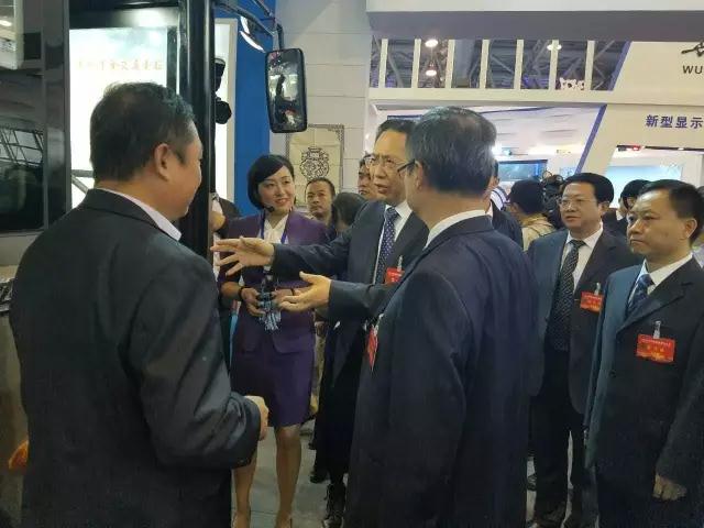 安徽省委書記李錦斌，代省長李國英一行蒞臨躍迪集團旗下安達爾汽車展位參觀指導(dǎo)