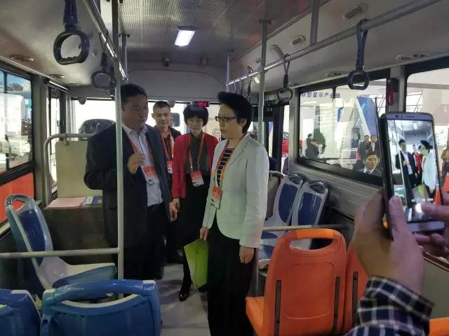 安徽省委書記李錦斌，代省長李國英一行蒞臨躍迪集團旗下安達爾汽車展位參觀指導(dǎo)