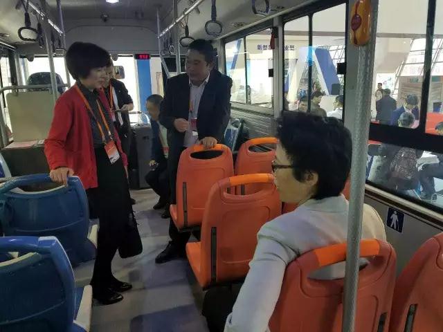 安徽省委書記李錦斌，代省長李國英一行蒞臨躍迪集團旗下安達爾汽車展位參觀指導(dǎo)