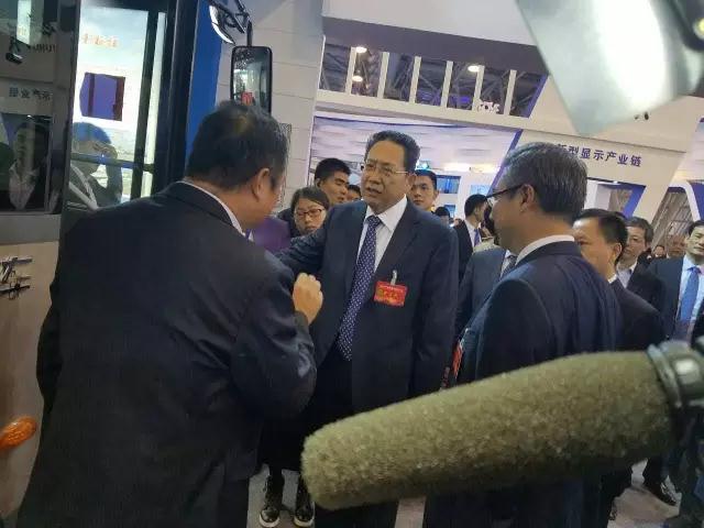 安徽省委書記李錦斌，代省長李國英一行蒞臨躍迪集團旗下安達爾汽車展位參觀指導(dǎo)