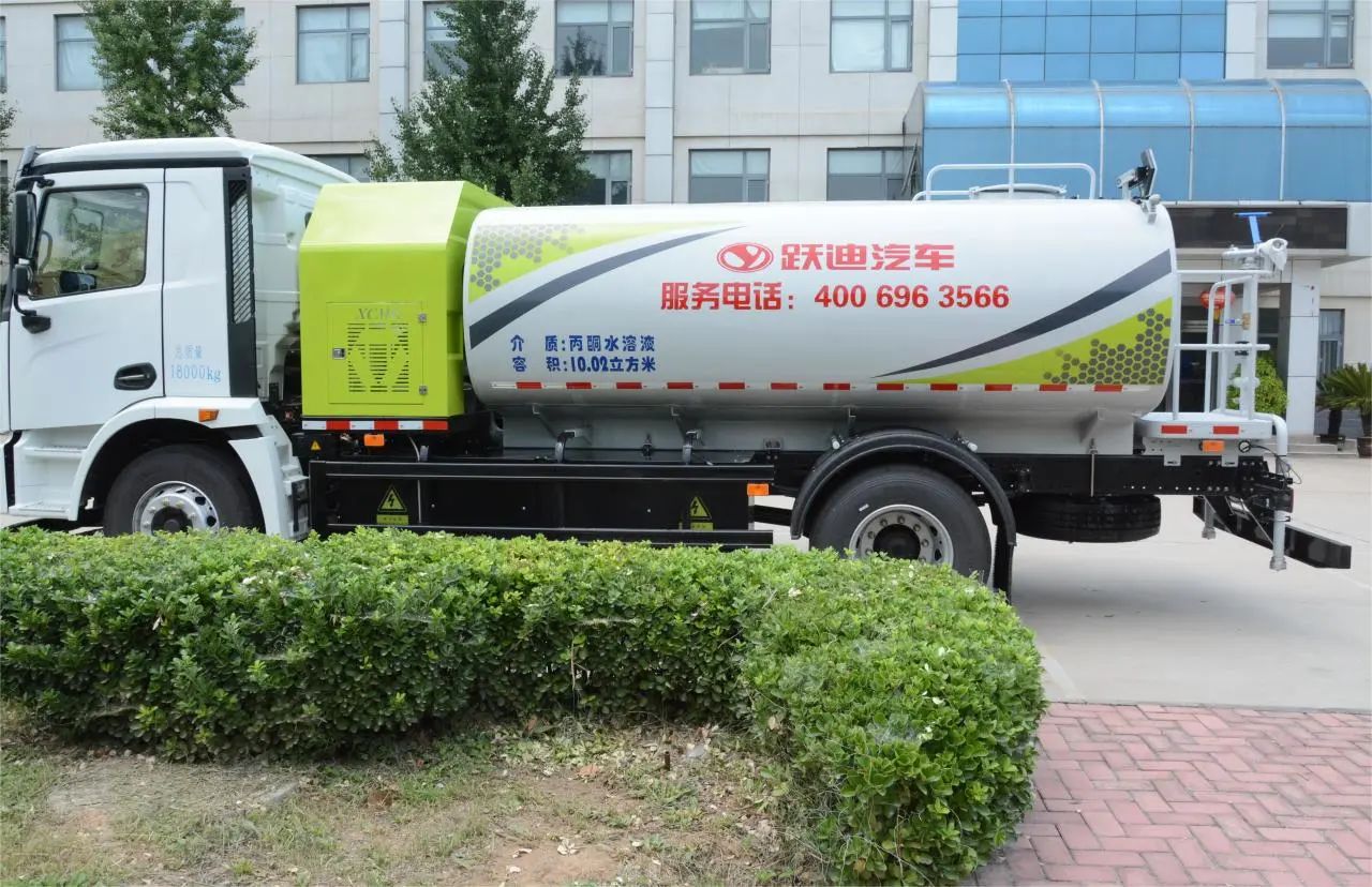 夏日降溫好幫手-躍迪集團新能源灑水車、新能源綠化噴灑車發(fā)車