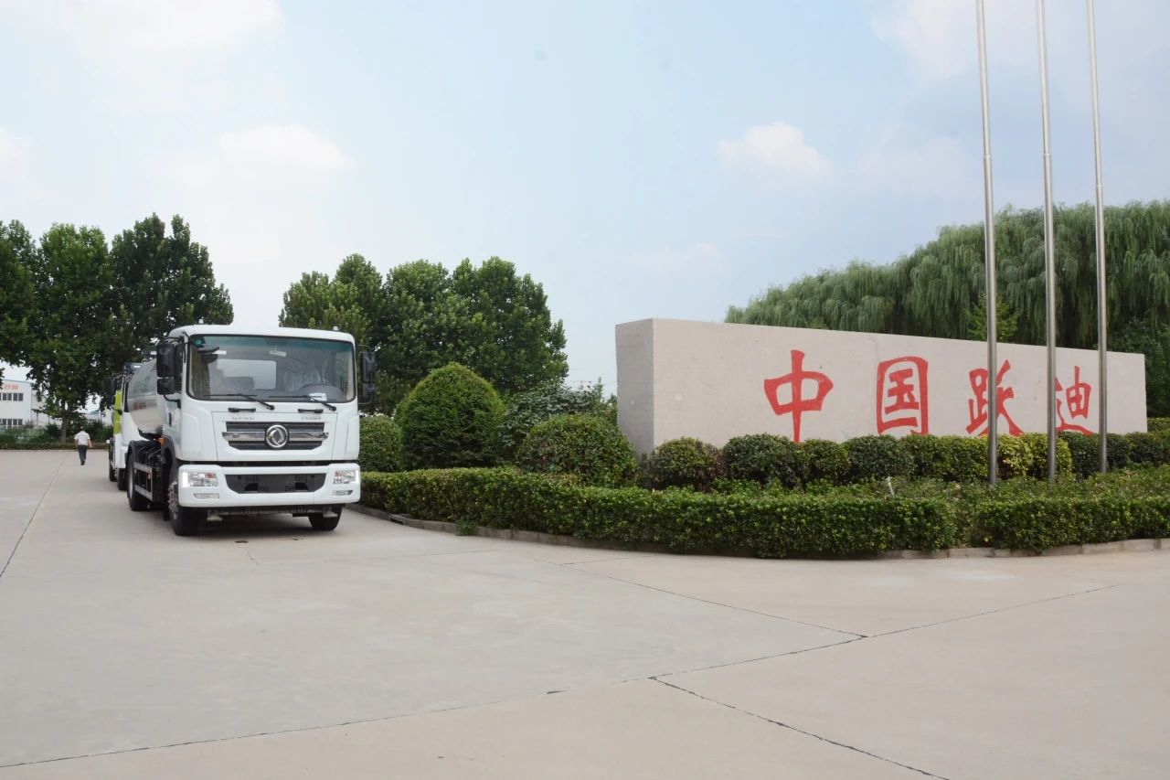 夏日降溫好幫手-躍迪集團新能源灑水車、新能源綠化噴灑車發(fā)車