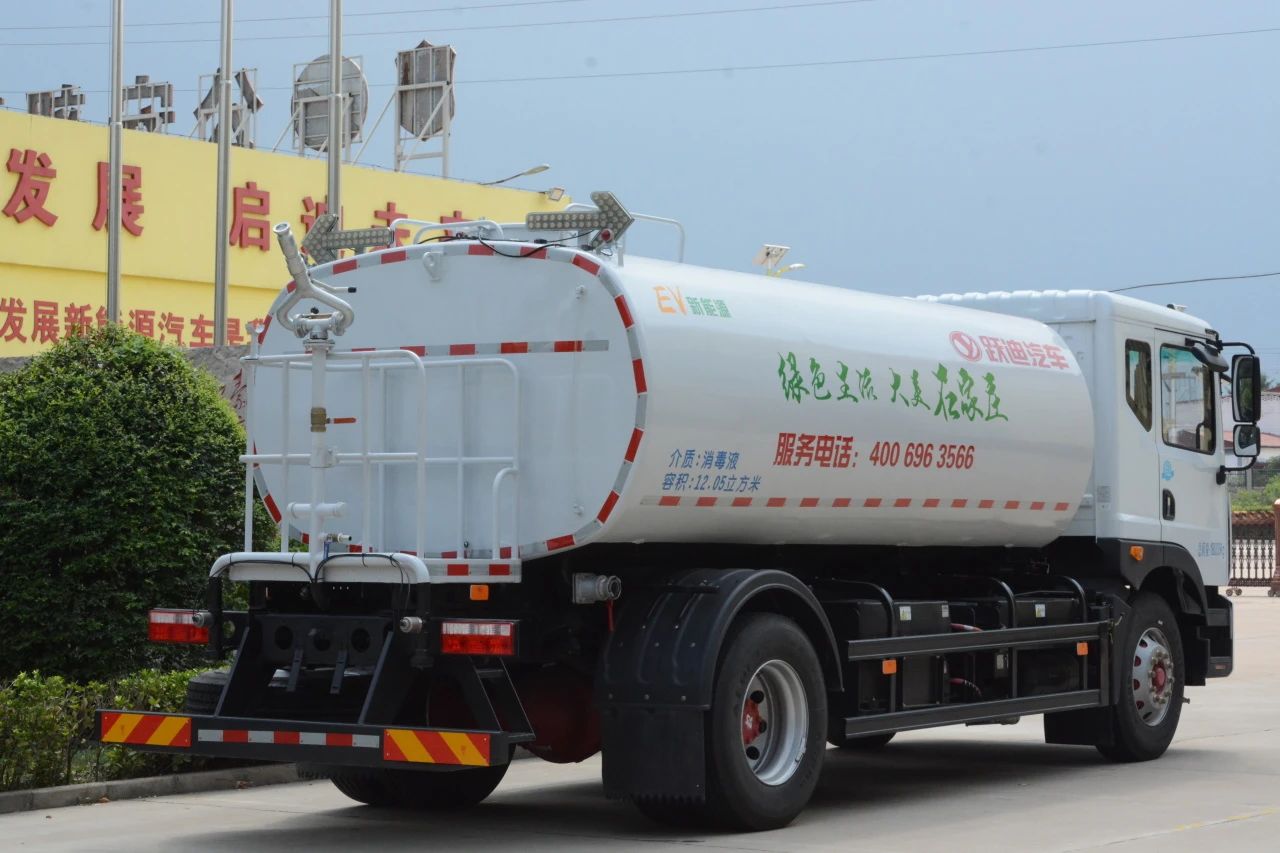 夏日降溫好幫手-躍迪集團新能源灑水車、新能源綠化噴灑車發(fā)車