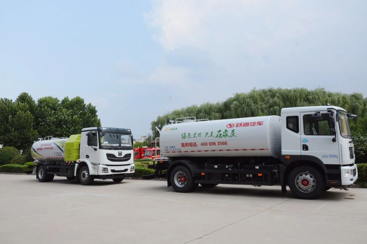 夏日降溫好幫手-躍迪集團新能源灑水車、新能源綠化噴灑車發(fā)車
