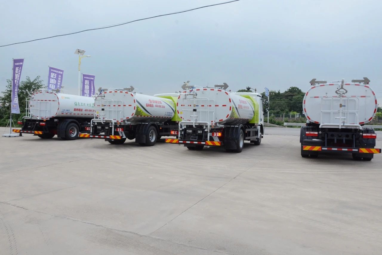 夏日降溫好幫手-躍迪集團新能源灑水車、新能源綠化噴灑車發(fā)車