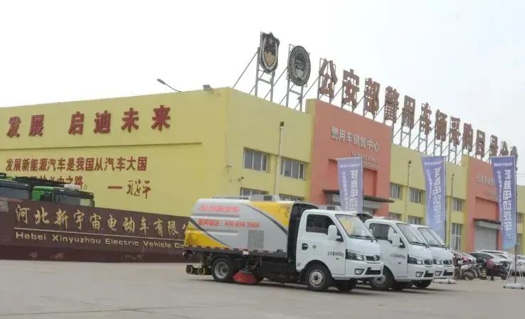 夏日降溫好幫手-躍迪集團新能源灑水車、新能源綠化噴灑車發(fā)車