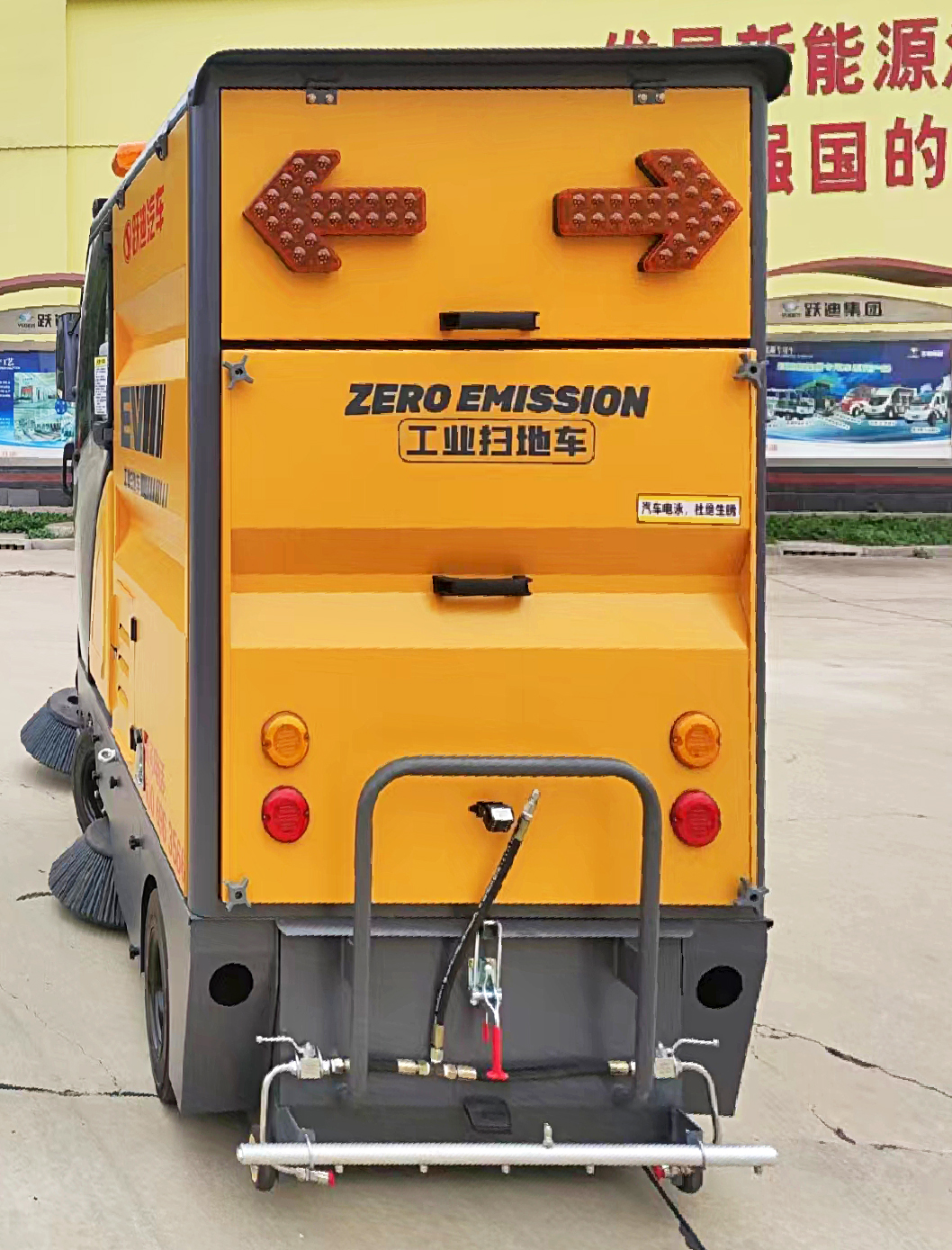 強(qiáng)力吸塵，高效清掃-躍迪小型清掃車(chē)
